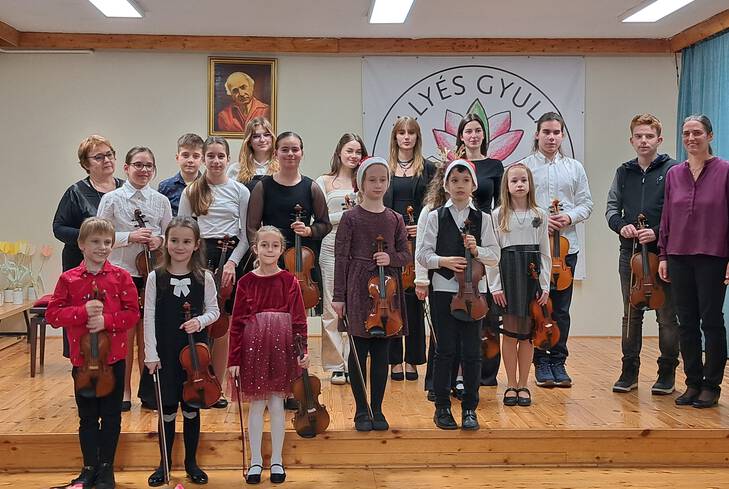 A heged�tanszak kar�csonyi hangversenye