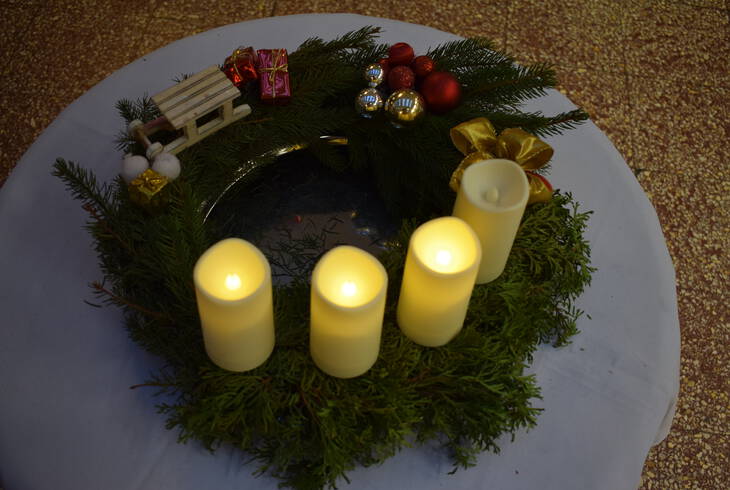 H�rom gyertya f�nye az adventi koszor�n