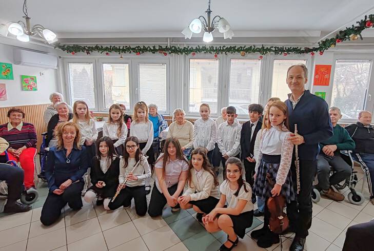 Adventi szerepl�s a Ter�z Anya Id�sek Otthon�ban