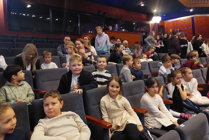 K�z�s d�lut�n a sz�l�kkel �s a gyerekekkel a sz�nh�zban