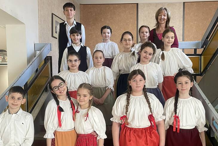 Tisz�n innen, Dun�n t�l n�pdal�nekl�si verseny