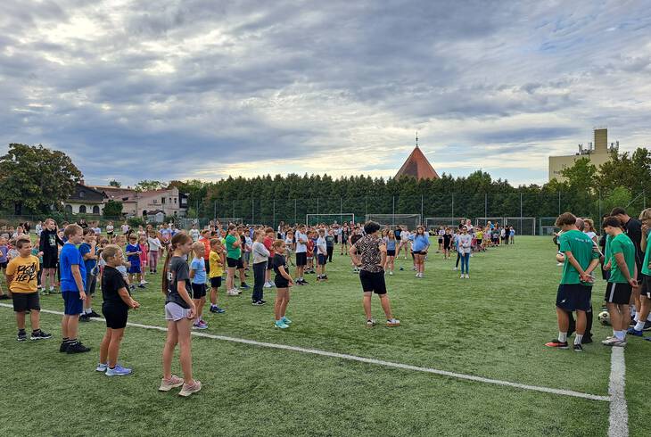 Sportos iskolakezd�s a fels�ben